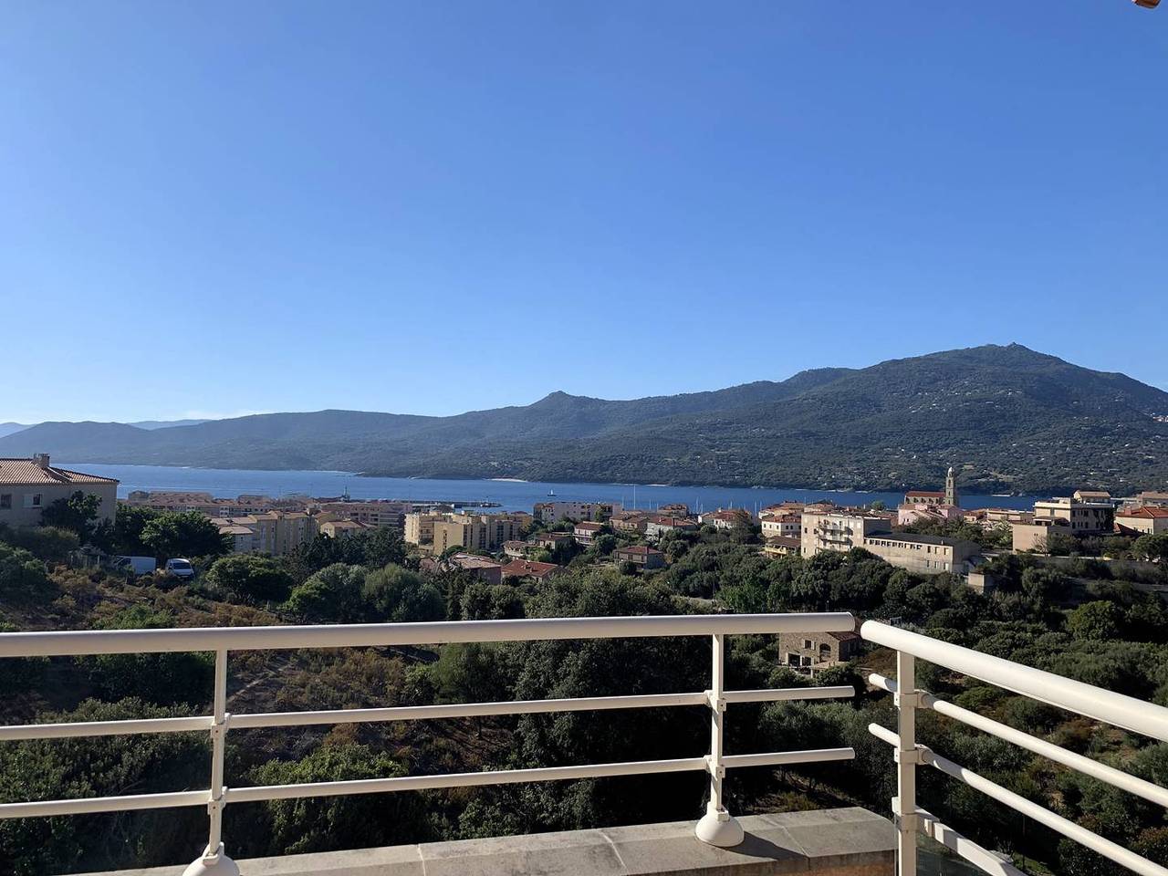 Entire holiday apartment, Apartment with panoramic view of the Propriano Golf Course in Propriano, Arrondissement de Sartène