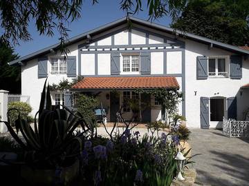 Gîte pour 4 personnes, avec terrasse ainsi que jardin et jacuzzi à Saint-Laurent-de-Gosse