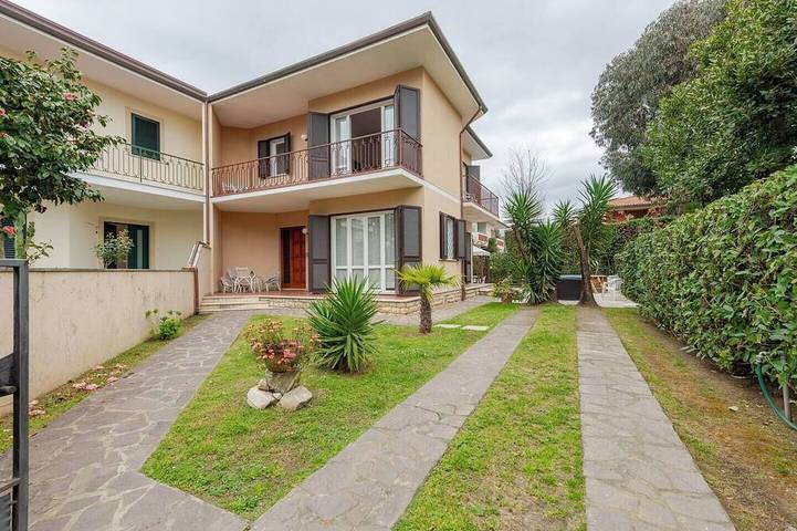 Villa per 10 persone, con balcone e giardino in Marina di Pietrasanta