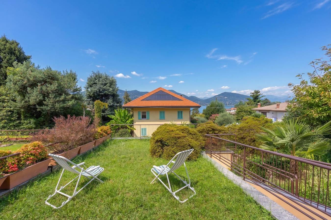 Sunset in Ranco: Lakeview Townhouse with Private Garden in Spiaggia Caravalle, Ranco