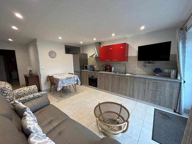 Location de vacances pour 8 personnes, avec vue ainsi que piscine et jardin, animaux acceptés à Épineuil-le-Fleuriel - 4