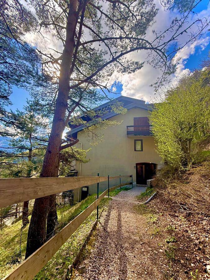 Gîte pour 4 personnes, avec terrasse et vue, animaux acceptés à Château-Bernard