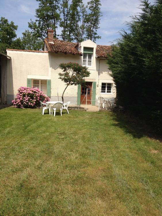 Gîte pour 5 personnes, avec jardin à Usson-du-Poitou