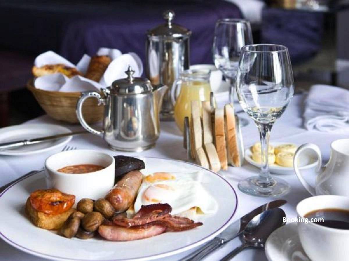 Hotel for 10 people with yard in Guernsey