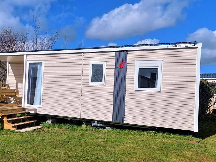 Camping Le Clos de Balleroy - Mobilheim 6 personen - Mobilheim Lodge 83 Confort 3 Zimmer - 28 m² + integrierte Terrasse von 8 m in Balleroy, Bayeux und Umgebung