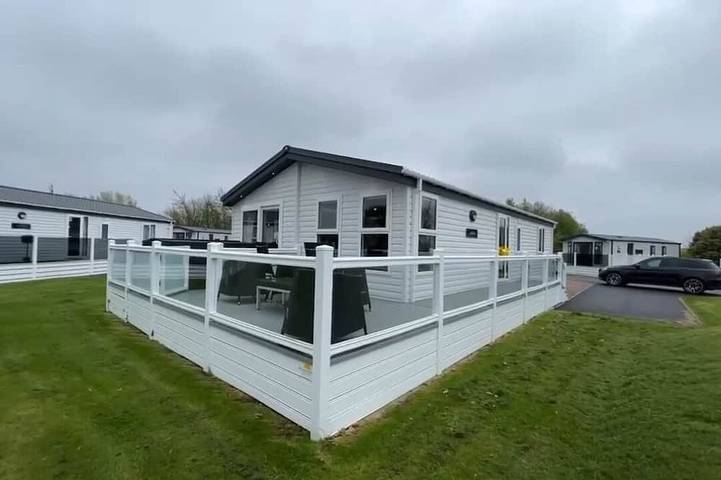 Cabane en bois pour 6 personnes, avec jacuzzi ainsi que piscine et terrasse - 1