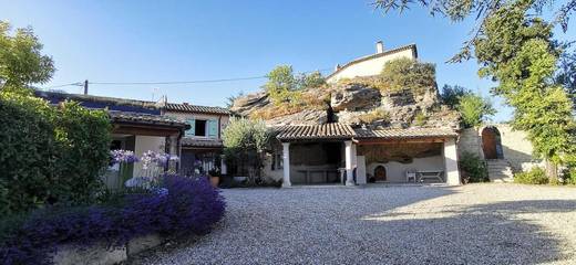 Location de vacances pour 6 personnes, avec vue ainsi que jardin et piscine à Réauville