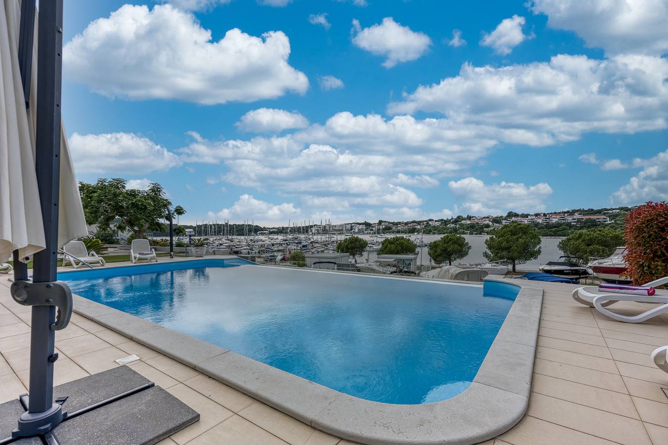 Ganze Wohnung, Elegant Panoramic Seaview Apartment 2 in Banjole, Südküste Istrien
