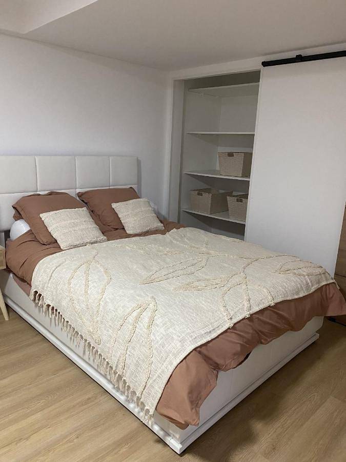 Appartement entier, Studio with Patio in Thorigny-sur-Marne, Seine-et-Marne