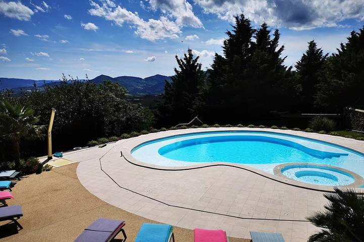 Chalet pour 4 personnes, avec jardin et piscine, animaux acceptés