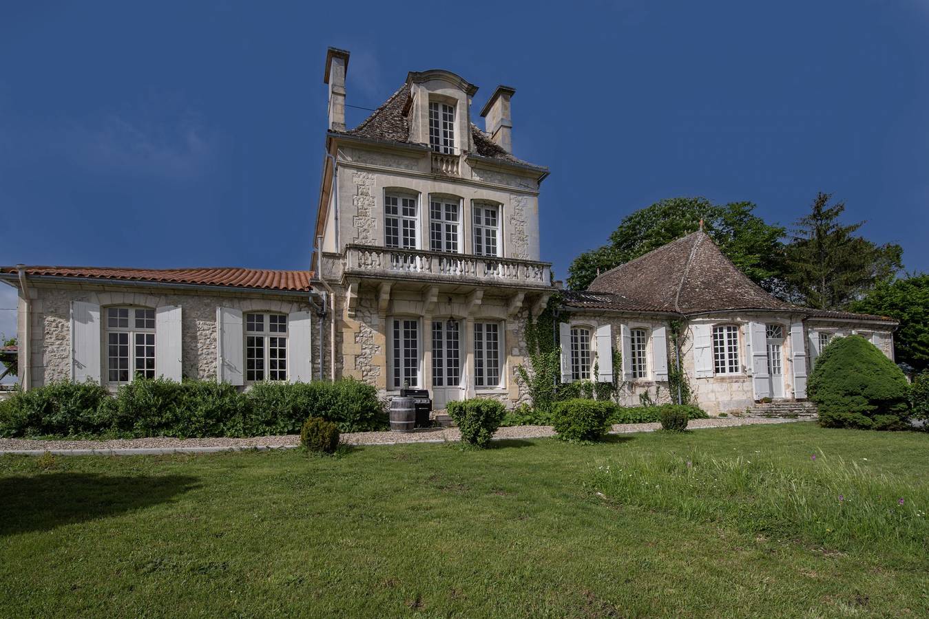 115 Stunning Monbazillac Chateau | Sleeps 12 in Monbazillac, Périgord Pourpre