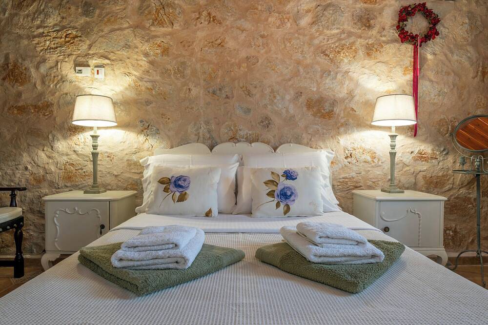 Private stone villa .Pool and magical mountain view to the White mountains. in Chania und Umgebung