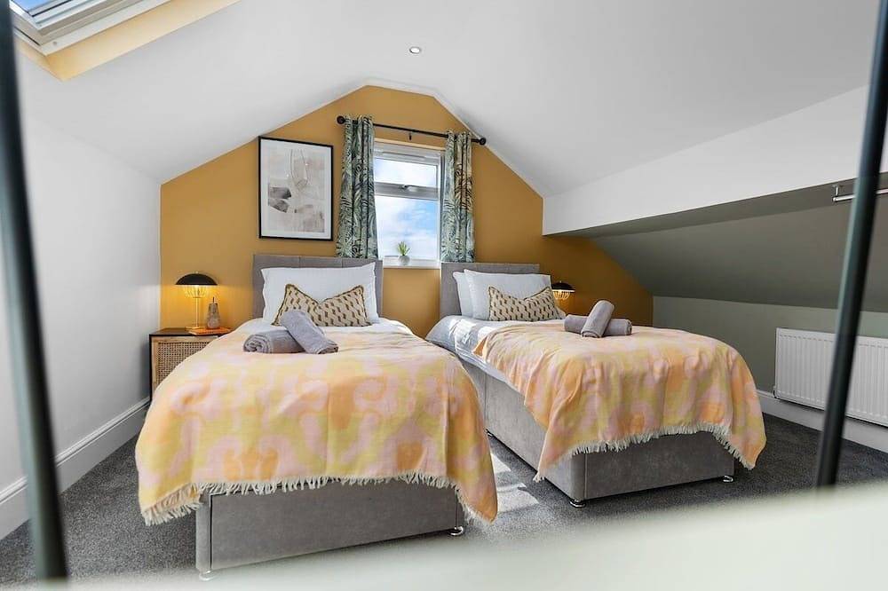 Stylish 4-Br House with Parking, Central location in Bolton, Greater Manchester