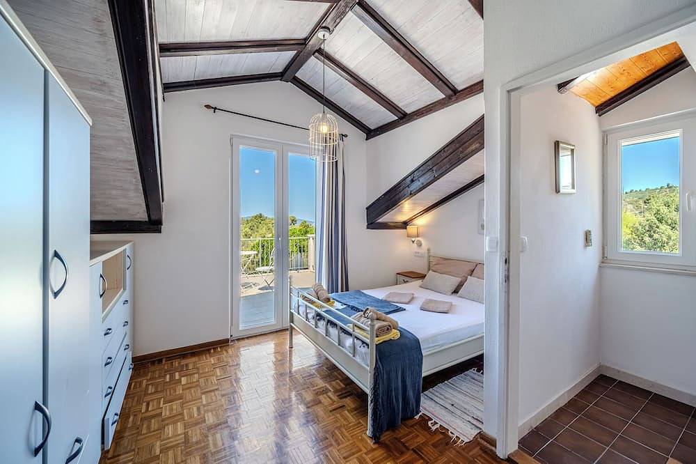 Villa Julia with a private heated pool and hot tub, ideal for large groups in Milna, Brac