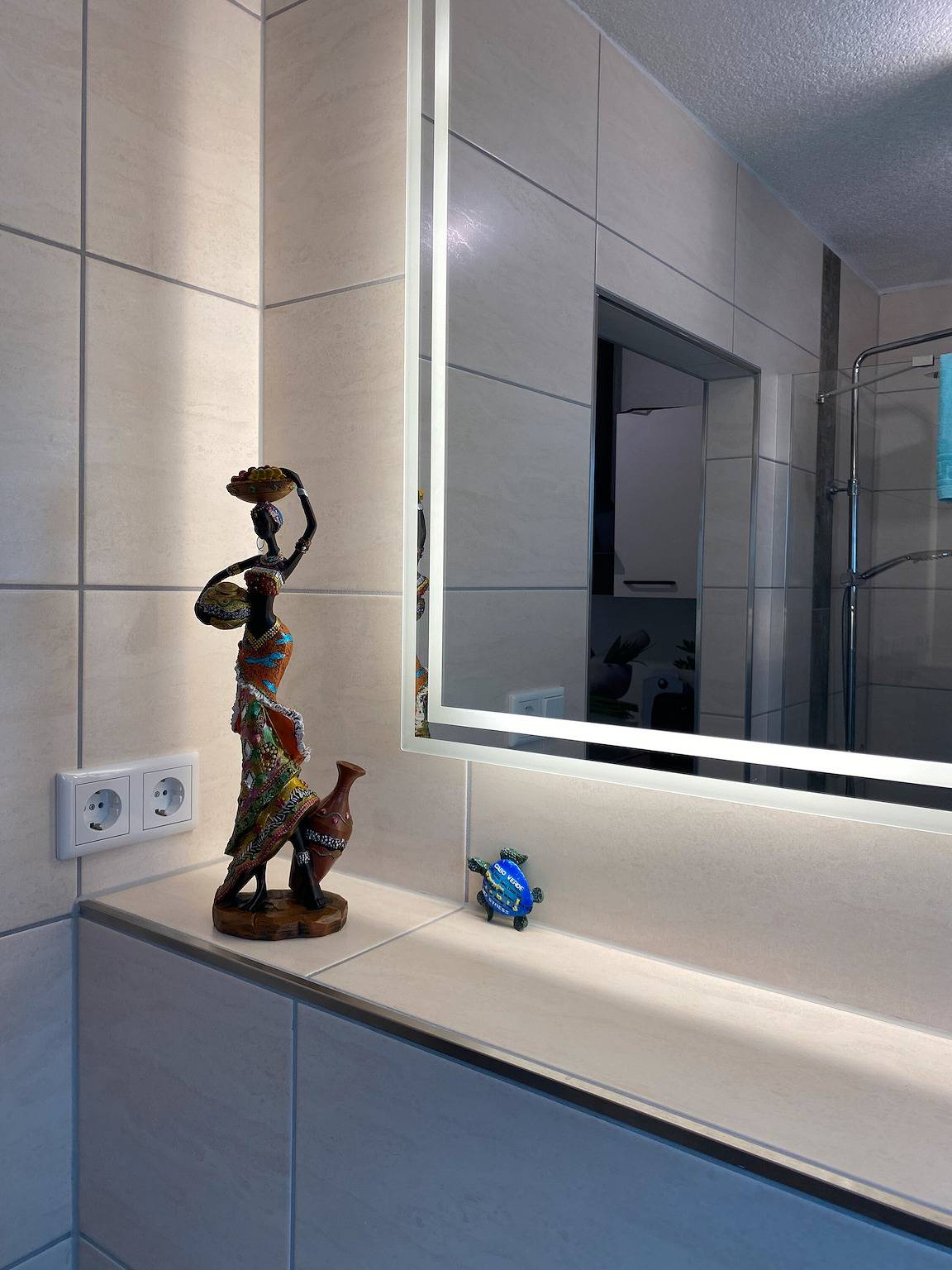 Ganze Wohnung, Apartment 'Far Away From Afrika' mit Bergblick, privater Terrasse und Wlan in Steinach (Sonneberg), Frankenwald