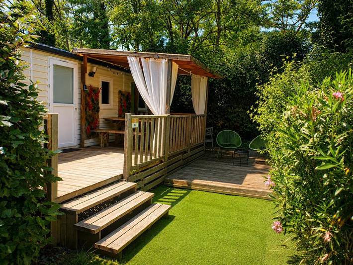 Camping pour 6 personnes, avec piscine et vue ainsi que jardin et terrasse