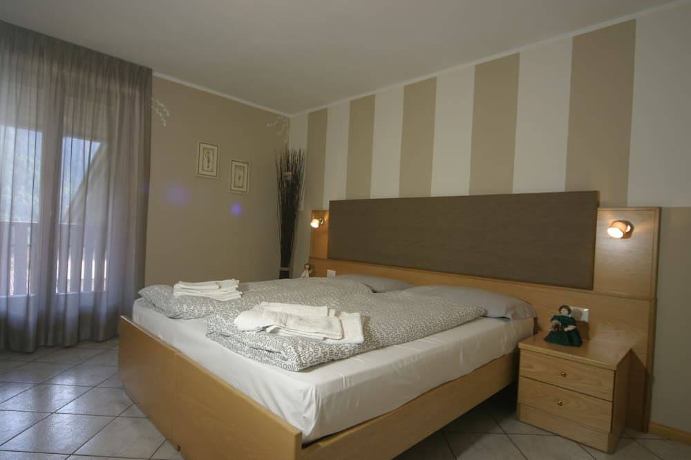 Ganze Wohnung, Third Floor Apartment With Large Balconies in Molveno, Brentagruppe