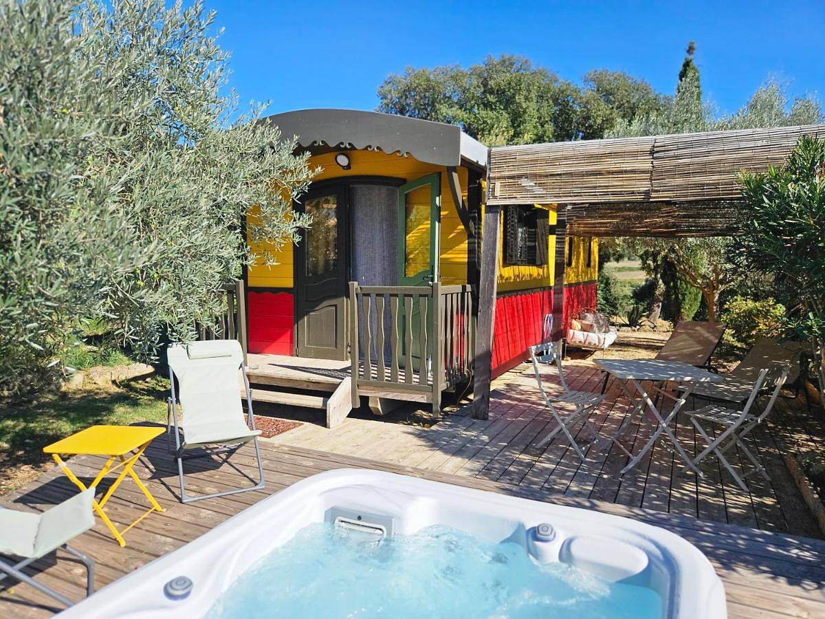 Appartement entier, Roulotte Farigoule avec jacuzzi in Baron, Région de Nîmes