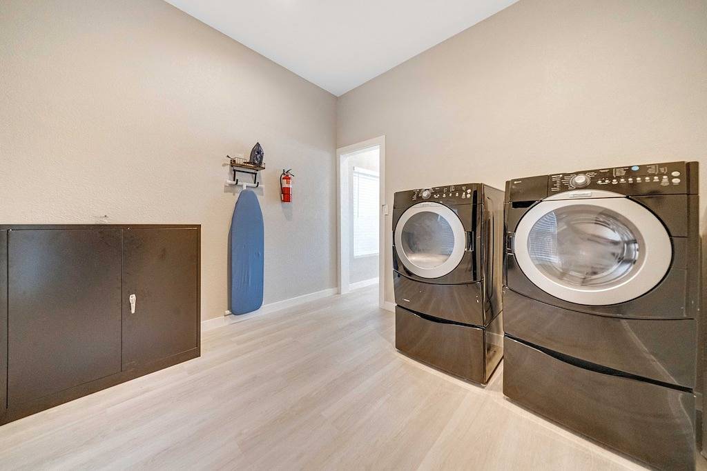 Contemporary Couples Cache walking distance from At&T Stadium in Arlington, Tarrant County