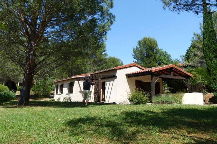 Maison de vacances pour 4 personnes, avec terrasse ainsi que jacuzzi et jardin
