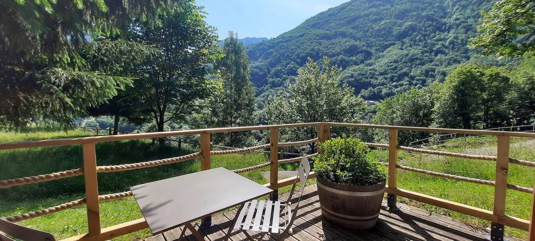Cabaña 'Gavarnie, Sanitaire Camping' con vistas a la montaña, terraza privada y wifi in Gèdre, Gavarnie-Gèdre