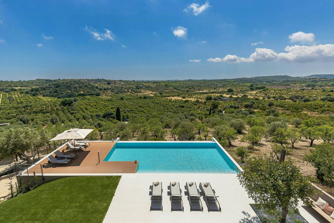 Villa nichée au cœur d'une plantation d'agrumes avec vue sur la mer à Noto in Noto, Région de Noto
