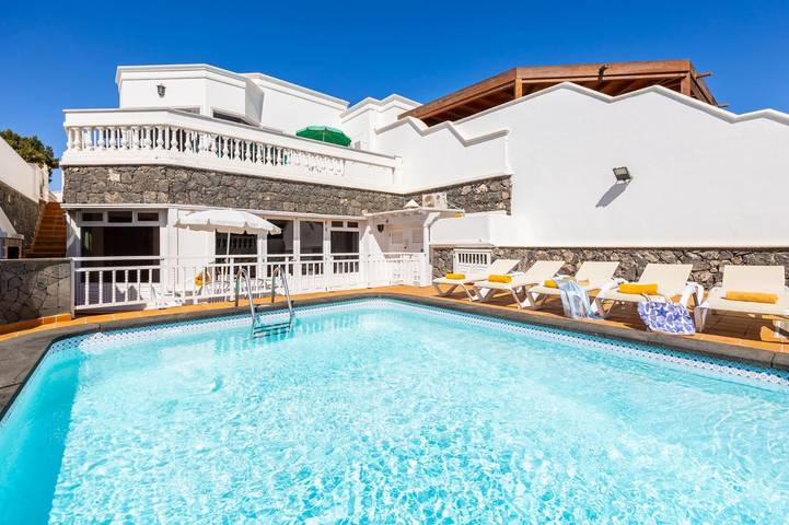 Villa for 8 people, with Ocean view and Balcony as well as Terrace in Lanzarote