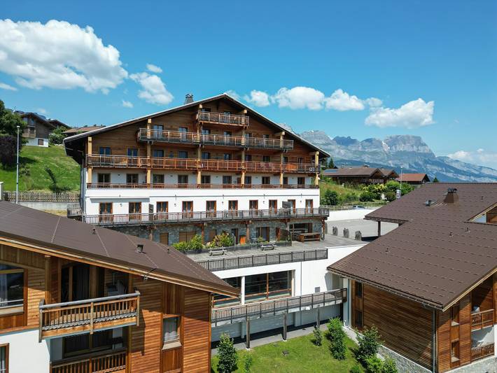 Chalet pour 2 personnes, avec piscine ainsi que sauna et balcon, adapté aux familles à Combloux