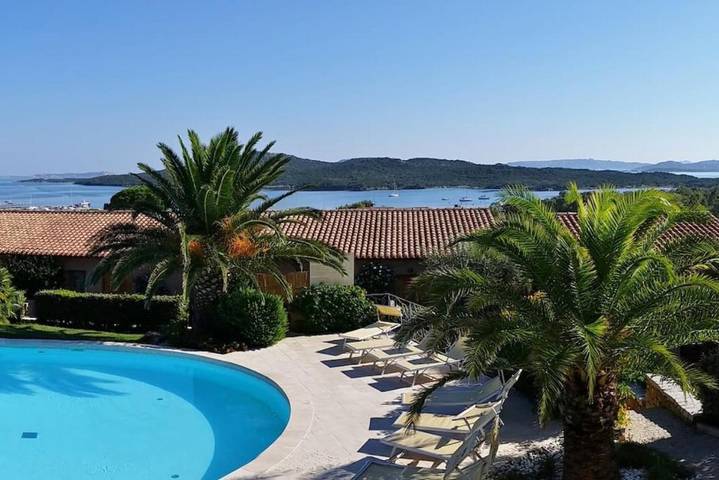 Appartement de vacances pour 4 personnes, avec piscine et vue sur le lac ainsi que terrasse et vue, animaux acceptés