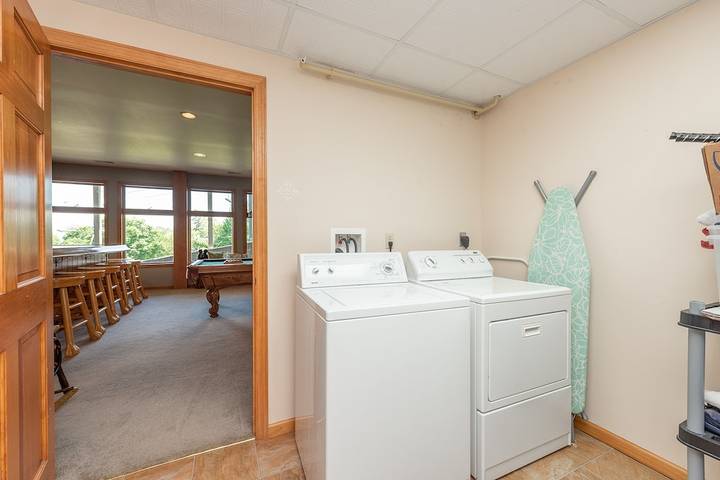 Vacation house for 18 people, with hot tub and balcony as well as pool in Maryland