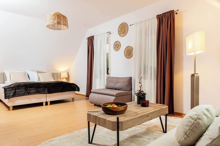 ★ Private Hot Tub ★ King Size Beds ★ Garden ★ Cinema ★ in Cracovia, Piccola Polonia