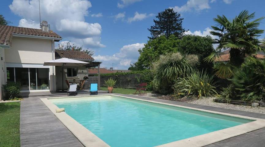 Location de vacances pour 2 personnes, avec Terrasse et Jardin ainsi que Piscine et Vue à Le Haillan