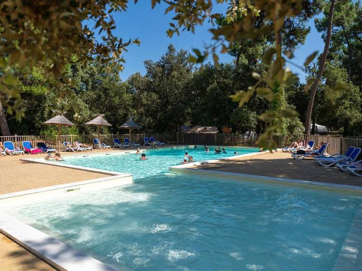 Location de vacances pour 4 personnes, avec jardin ainsi que terrasse et piscine dans Petite Plage Saint Trojan Les Bains - 4