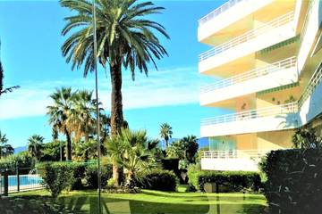 Gîte pour 2 personnes, avec terrasse et piscine dans Plage de la Peguiere
