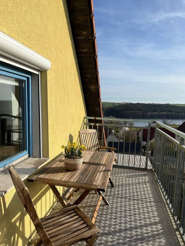 Ferienwohnung für 4 Personen, mit Seeblick und Balkon in Franken