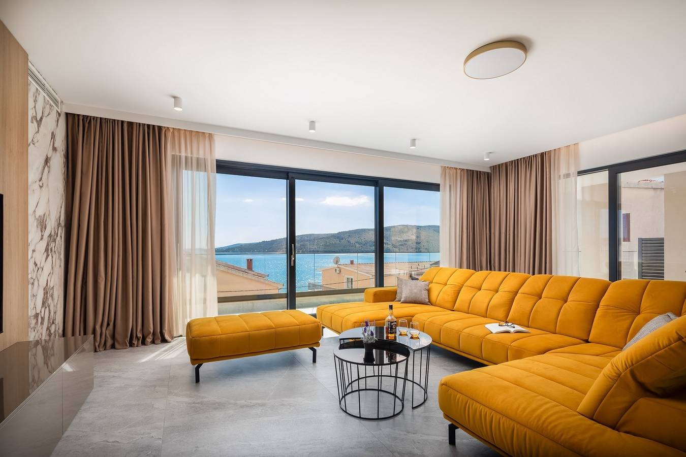 Neu! Villa Brilliance, beheizter Pool 50 m2, Meerblick, große Gruppe, 100 m vom Meer entfernt, Grillplatz. in Seget Vranjica, Split-Dalmatien