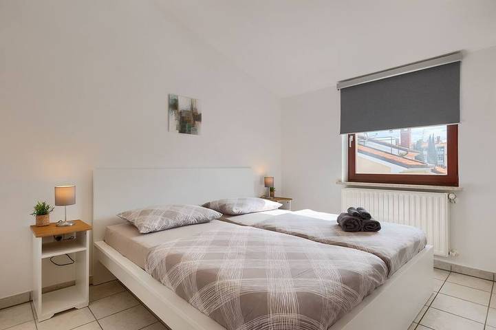 Entire apartment, Beautiful spacious apartment (No. 3) with 2 bedrooms 300m from the beach in Poreč, Grad Poreč
