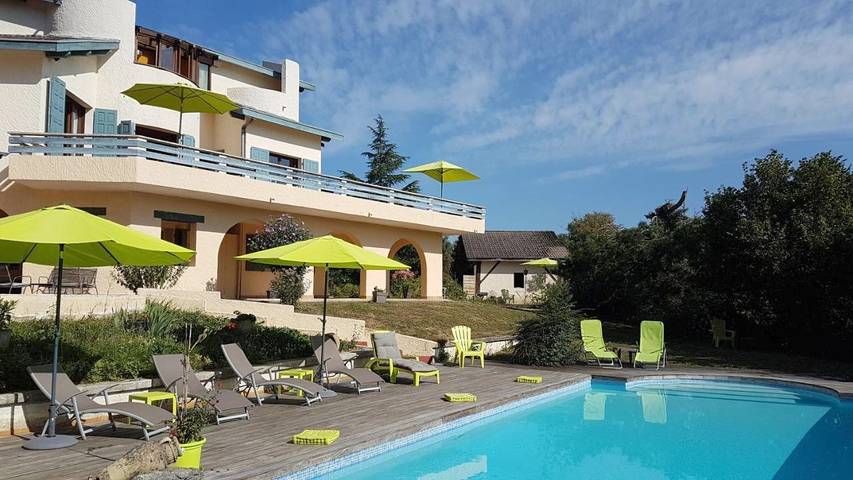 Location de vacances pour 2 personnes, avec Terrasse et Jardin ainsi que Piscine et Vue à Miribel-les-Échelles