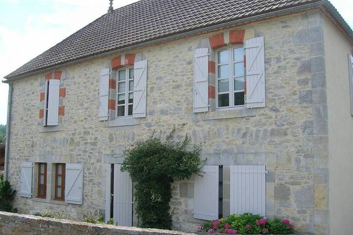 Location de vacances pour 4 personnes, avec jardin et piscine à Brengues