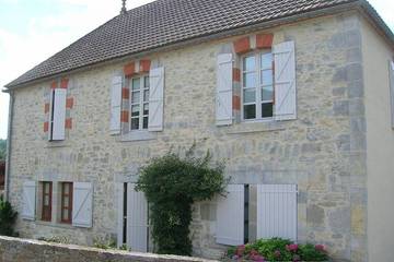 Gîte pour 4 personnes, avec jardin et piscine à Brengues