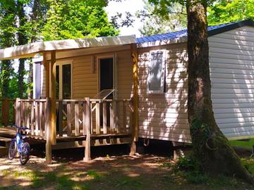 Camping pour 6 personnes, avec terrasse et piscine dans le Cantal