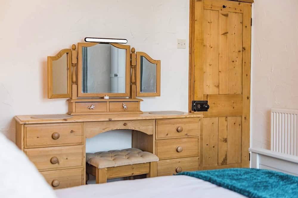 Cosy cottage in Temple Ewell, walk to the local pub and Kearsney Abbey in Temple Ewell, Kent