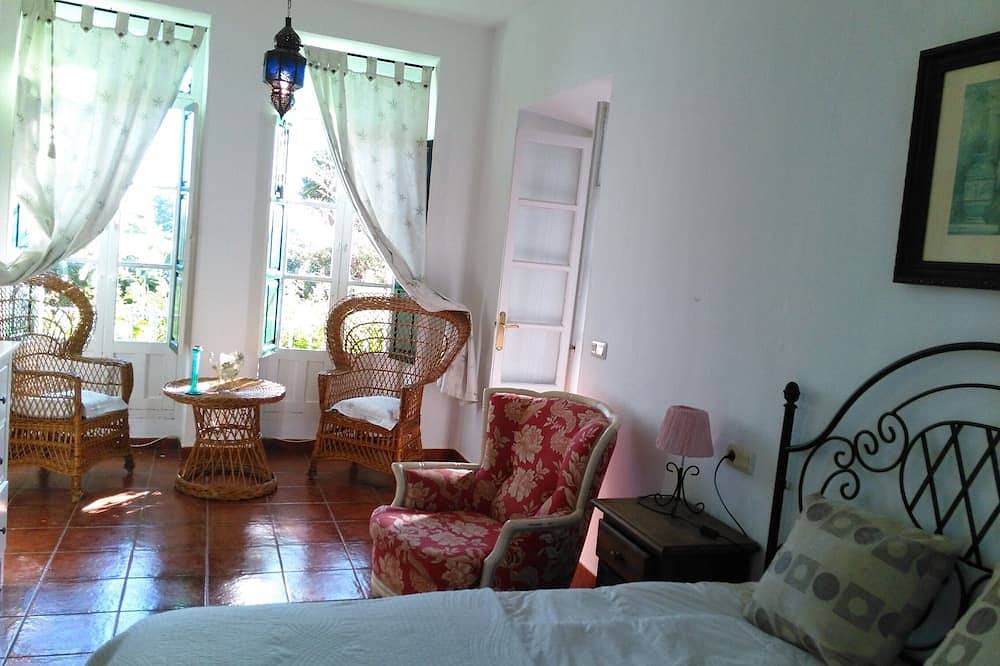 Nerja: Villa with private pool and garden 300 m from the beach in Nerja, Costa del Sol