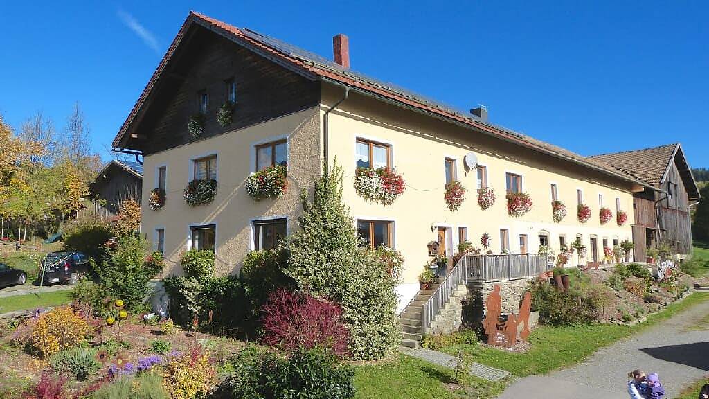 Huisnhof - Fewo Osserberg (110 qm) für 6 Personen mit Kachelofen und 2 Balkonen (Og) in Arrach, Ostbayern