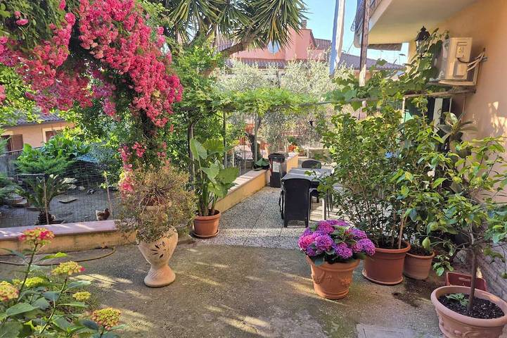 Cozy Apartment for 4 with Private Parking near Rome in Monterotondo, Provincia de Roma