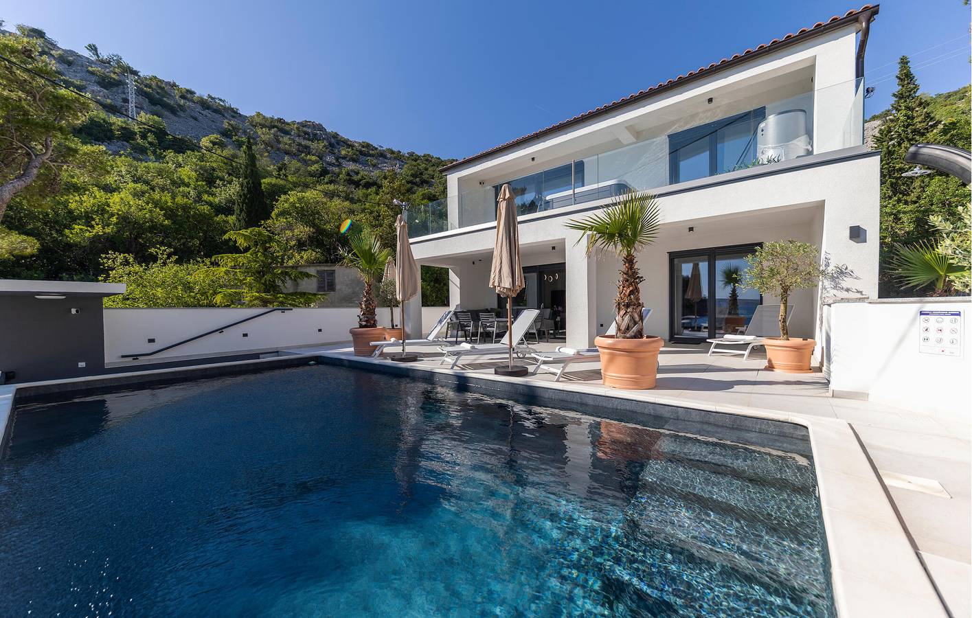 Gemütliche 200 m² große Wohnung mit Pool, Terrasse und 1,5 km entferntem Strandzugang in Baric Draga, Naturpark Velebit