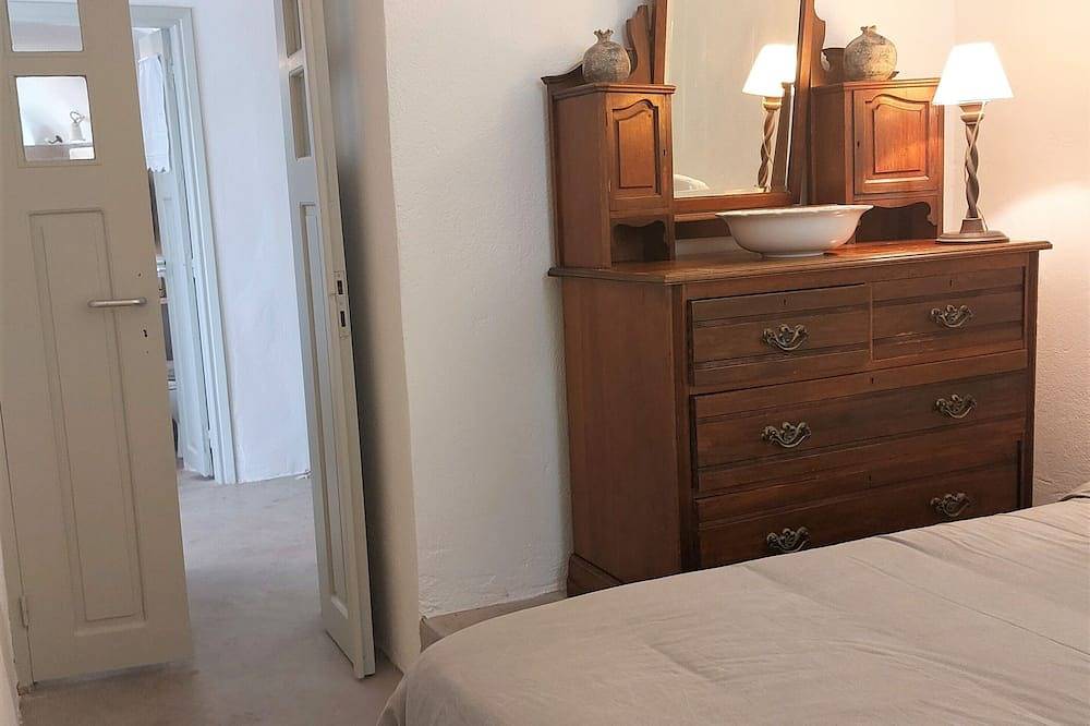 Haus der sieben Schiffe Traditionelles Haus mit Blick auf die Ägäis in Finikia, Santorin