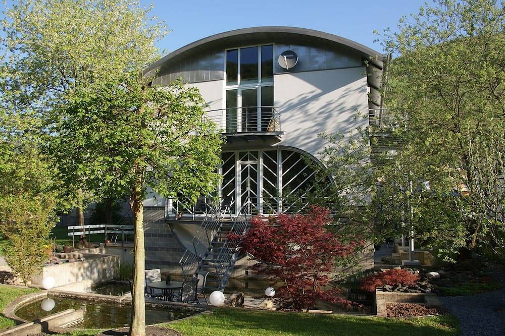 Ganze Wohnung, Komfortable, moderne Ferienwohnung zwischen Weinberge und Wald gelegen in Alf, Traben-Trarbach und Umbegung