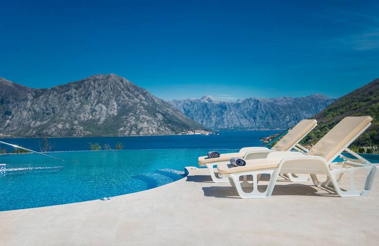 Ferienwohnung für 4 Personen, mit Balkon und Whirlpool sowie Garten und Pool in Montenegro