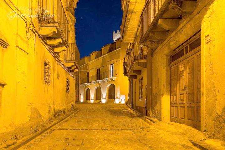 Gîte pour 6 personnes, avec Balcon ainsi que Terrasse et Vue à Montalbano Elicona
